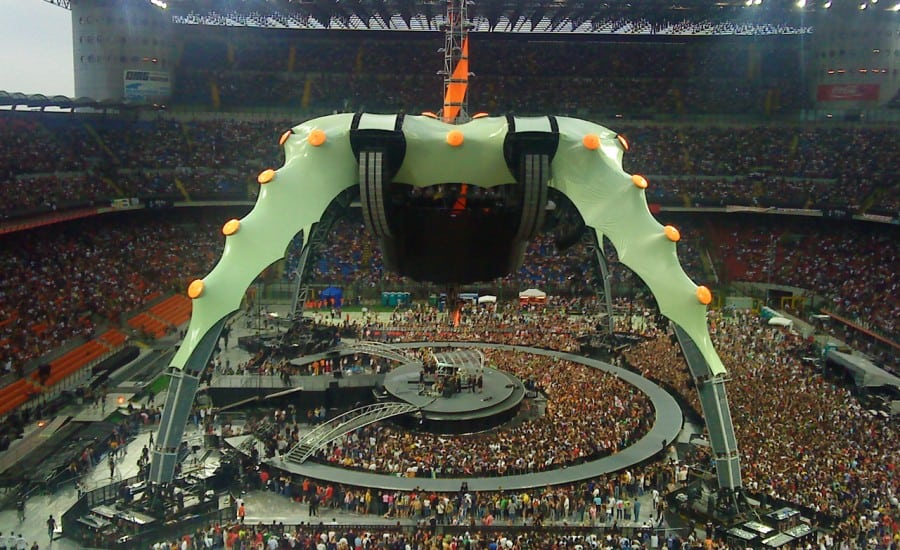 u2 tour heart shaped stage