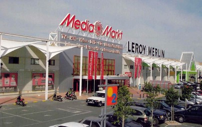 Fabric shades for weather protection at shopping centre