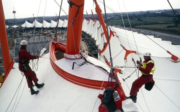 Cleaning a fabric structure