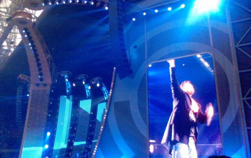 fabric screenw tih integrated perimeter lighting for live Robbie Williams show
