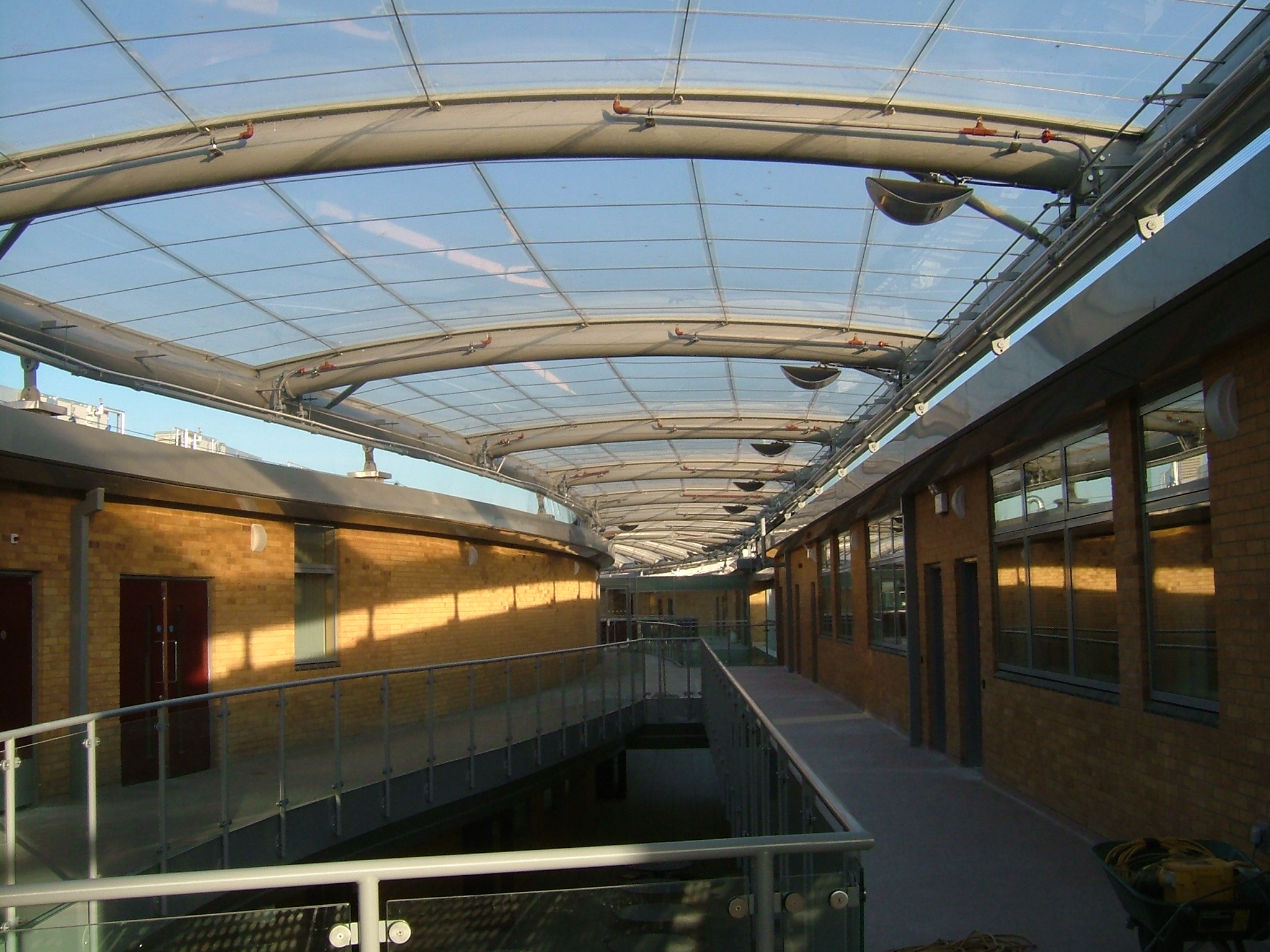 Single ply ETFE foil roof