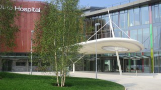 Integrated ETFE pillow within PTFE entrance canopy for hospital